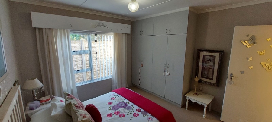 5 Bedroom Property for Sale in Wavecrest Eastern Cape